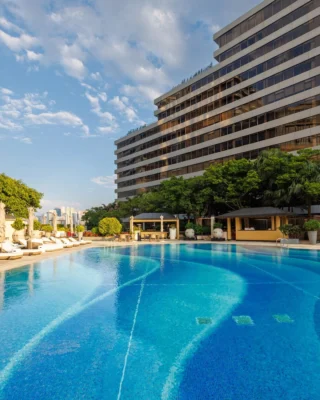Regent Hong Kong’s Pool Terrace is an urban oasis waiting to be discovered. Hidden amidst lush greenery, this secluded retreat offers an inviting outdoor pool that promises serene relaxation. It’s a peaceful escape in the heart of Hong Kong, where every detail is designed for your comfort and indulgence. 
 
With panoramic views of Victoria Harbour stretching before you, the Pool Terrace transforms an ordinary day into something extraordinary. Lounge on plush daybeds, soak in the tranquil ambiance, and let this hidden gem become your personal haven above Hong Kong’s vibrant streetscape. 
 
置身香港麗晶酒店泳池露台，探索鬧市中的寧靜綠洲。被盎然綠意環抱，於無邊際水療泳池中暢泳，維港醉人美景盡收眼底，讓都市壓力隨波而去。安坐舒適躺椅，靜賞粼粼波光與天際線交織的畫面，感受專屬秘境的恬靜安逸。
 
無論是於晨曦中迎接新一天的朝氣，還是黃昏時分沉醉於維港日夜變奏的壯麗景致，這片綠洲讓您在繁華都市中心，隨時享受身心平衡的放鬆時光。讓我們成為您逃離城市繁囂、細味生活美好片刻的隱世秘境。
 
Credit: @minjjang_trip 
 
#RegentHongKong #RegentHotelsandResorts #Reimagined #PersonalHavens #AweInspiringMoments #Wellness #PoolTerrace #InfinityPool