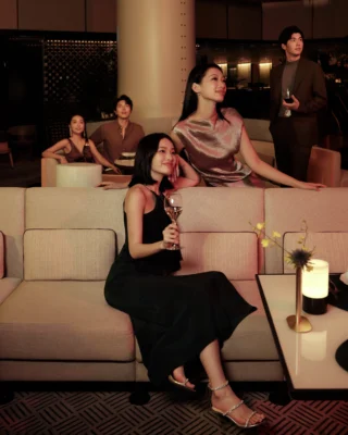 The night just got even better at The Lobby Lounge! We’re excited to extend our live band performances to 11:45 PM on Fridays and Saturdays. Unwind with friends, enjoy your favorite cocktails, and let soulful music create the perfect atmosphere.
 
Whether you're relaxing after work or celebrating a special night out, The Lobby Lounge is your ultimate destination for unforgettable evenings. Join us and experience the magic of live music—now playing longer!
 
我們誠意宣佈，香港麗晶酒店大堂酒廊於週五及週六的現場樂隊表演時間現已延長至晚上11時45分。品嚐您最愛的雞尾酒，沉醉於動人樂聲之中，盡情享受愜意時光。 
 
無論您想在下班後徹底放鬆，還是與摯愛親友共度難忘時刻，大堂酒廊都是享受精彩夜晚的最佳選擇。
 
#RegentHongKong #RegentHotelsandResorts #RegentDiningDestination #LobbyLounge #HKcocktail #LiveBand #PersonalHavan