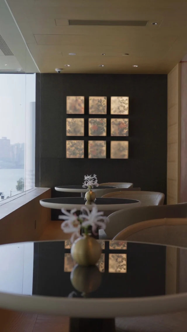 Step into the Regent Club at Regent Hong Kong and discover Tse Chun Sing’s mesmerizing “Almost Come to Life” art installation. Composed of nine square light boxes, this mechanical masterpiece features flowers that bloom and wither in an endless cycle, symbolizing the hotel’s rebirth and renewal. 
 
As the blossoms shift from blue to cyan, they embody the ever-bright future of this urban retreat by Victoria Harbour—a captivating blend of art and innovation. 
 
What art piece at Regent Hong Kong has captured your attention? 
 
走進麗晶薈，品味藝術家謝俊昇得意之作《栩栩如生》。這個由九個正方形燈箱組成的機動裝置，巧妙呈現花開花謝的生生不息過程，寓意香港麗晶酒店傳奇重生。
 
藍色的花朵慢慢漸變青色，將藝術與創意完美融合，象徵這個維港海畔的都市隱世秘境前程似錦，青出於藍。這件藝術品不僅展現了藝術與創意的完美結合，更邀請你細味每一個轉瞬即逝的美麗時刻，感受麗晶酒店精心策劃的藝術收藏所帶來的靈感與驚喜。
 
你最喜歡香港麗晶酒店哪一件獨特的藝術藏品？
 
#RegentHongKong #RegentHotelsandResorts #Reimagined #PersonalHavens #FramedViews #AweInspiringMoments #RegentArtJourney